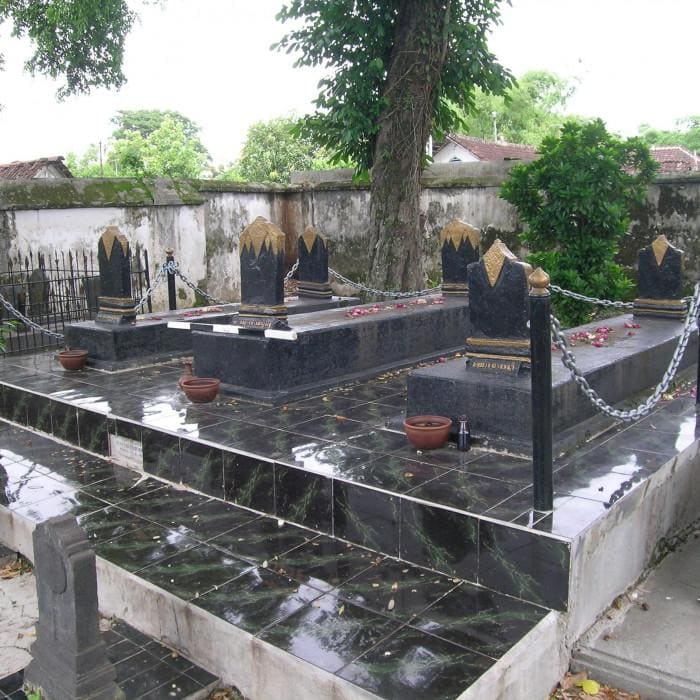 25 Makam Pejabat