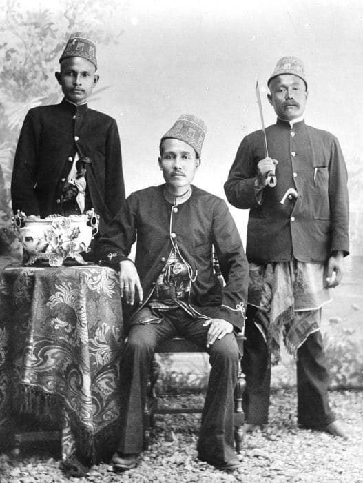 Sultan Muhammad Daud Syah Bersama Pengawalnya