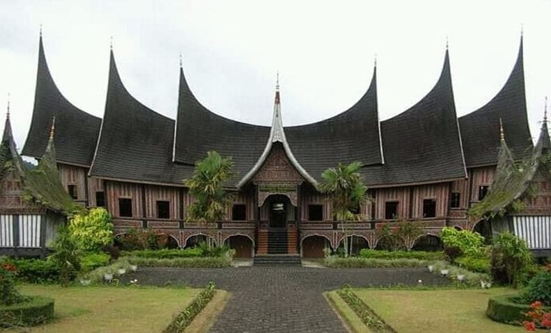 Gambar Bentuk Rumah Gadang