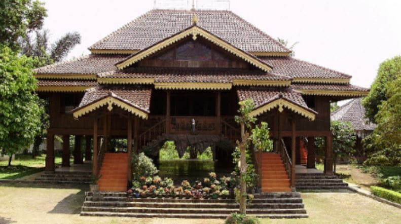 Gambar Berendo Belakang Rumah Adat Bengkulu