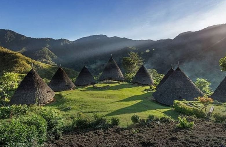 Gambar Rumah Adat Mbaru Niang