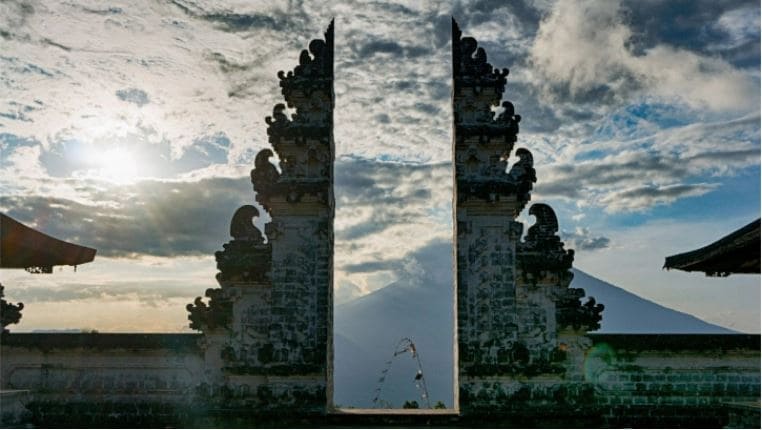 Gapura Candi Bentar Pada Rumah Adat Bali