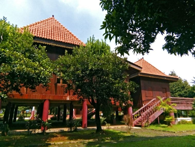 Kolong Rumah Adat Limas