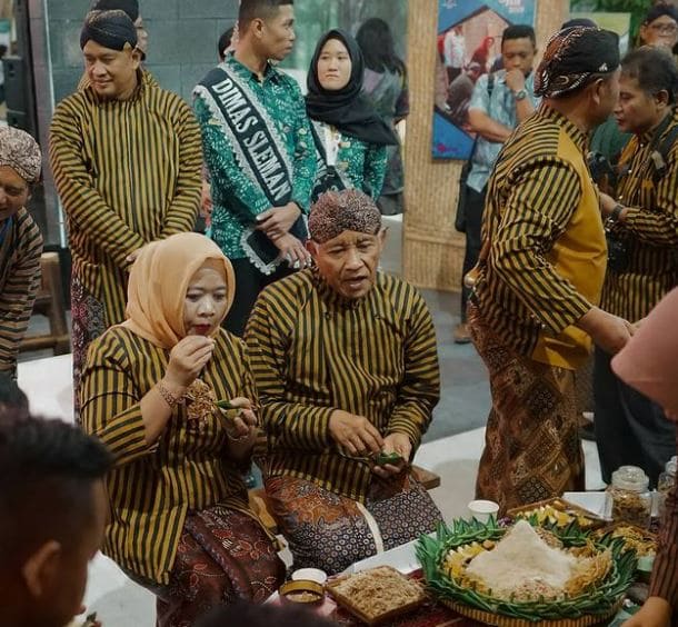 Pakaian Adat Surjan Yogyakarta