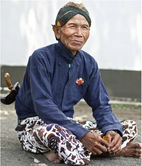 Pakaian Adat Tirakatan