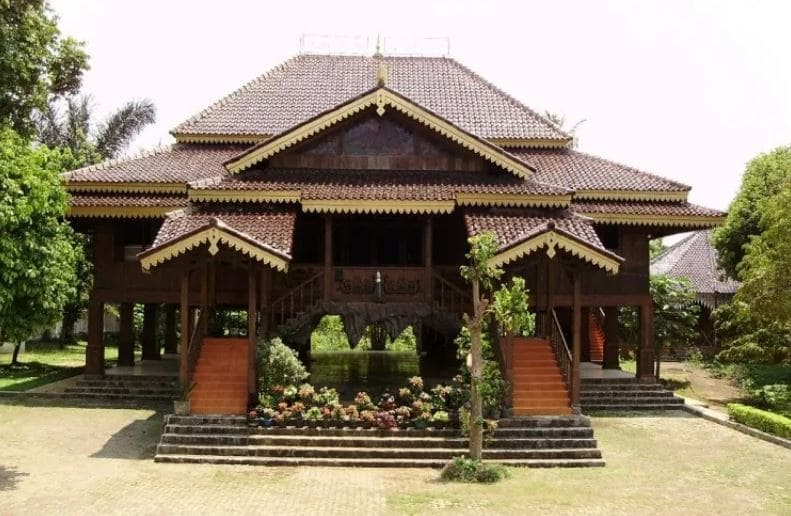 Rumah Adat Bubungan Lima