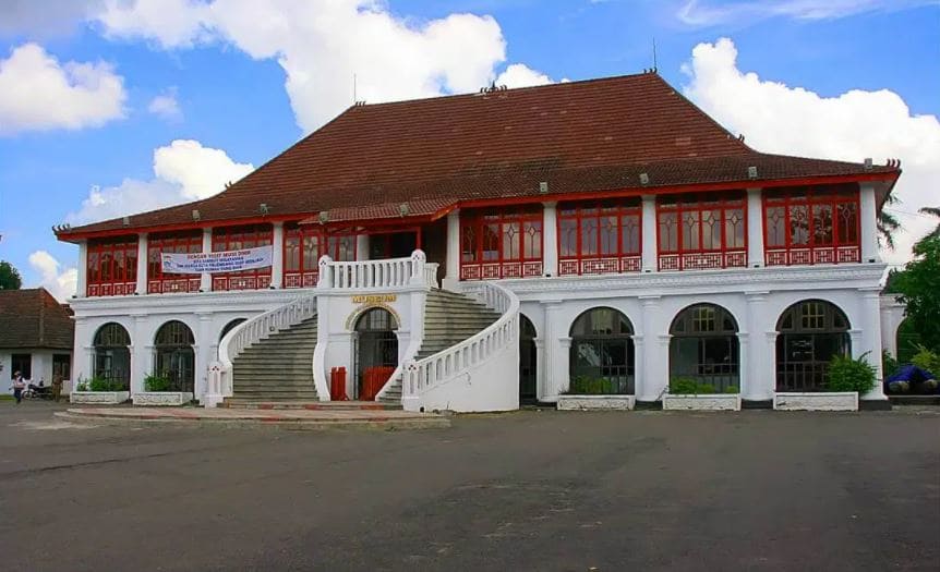 Rumah Adat Cara Gudang