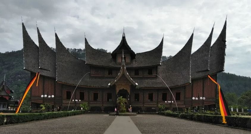 Rumah Adat Gonjong Ampek Baanjuang