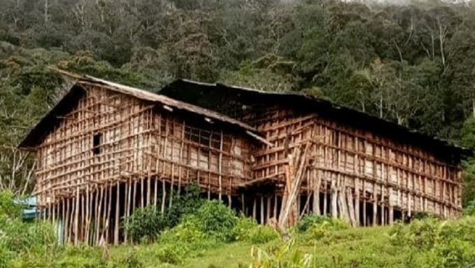 Rumah Adat Kaki Seribu