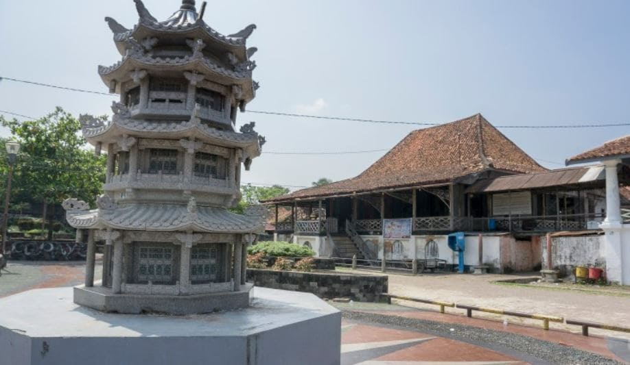 Rumah Adat Limas Menghadap Timur