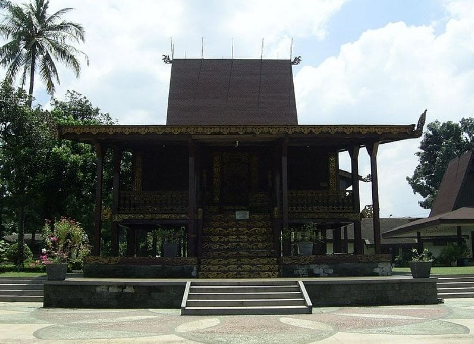 Rumah Bubungan Tinggi