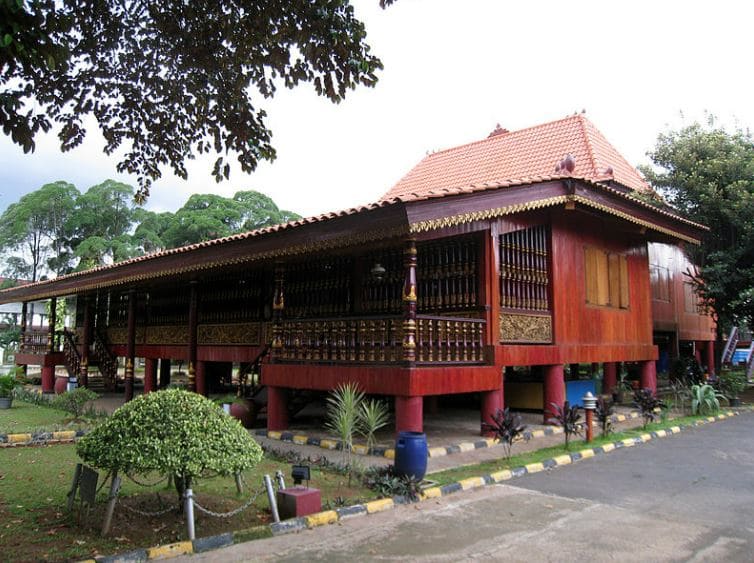 Rumah Dilengkapi Hiasan Unik Dan Menarik