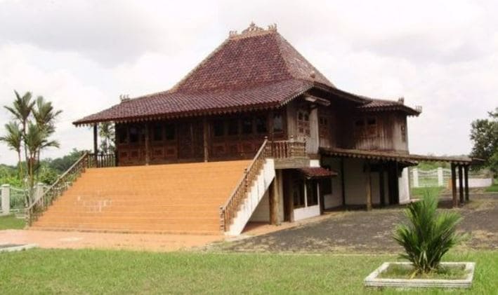 Tiang Penyangga Pada Rumah Adat Limas