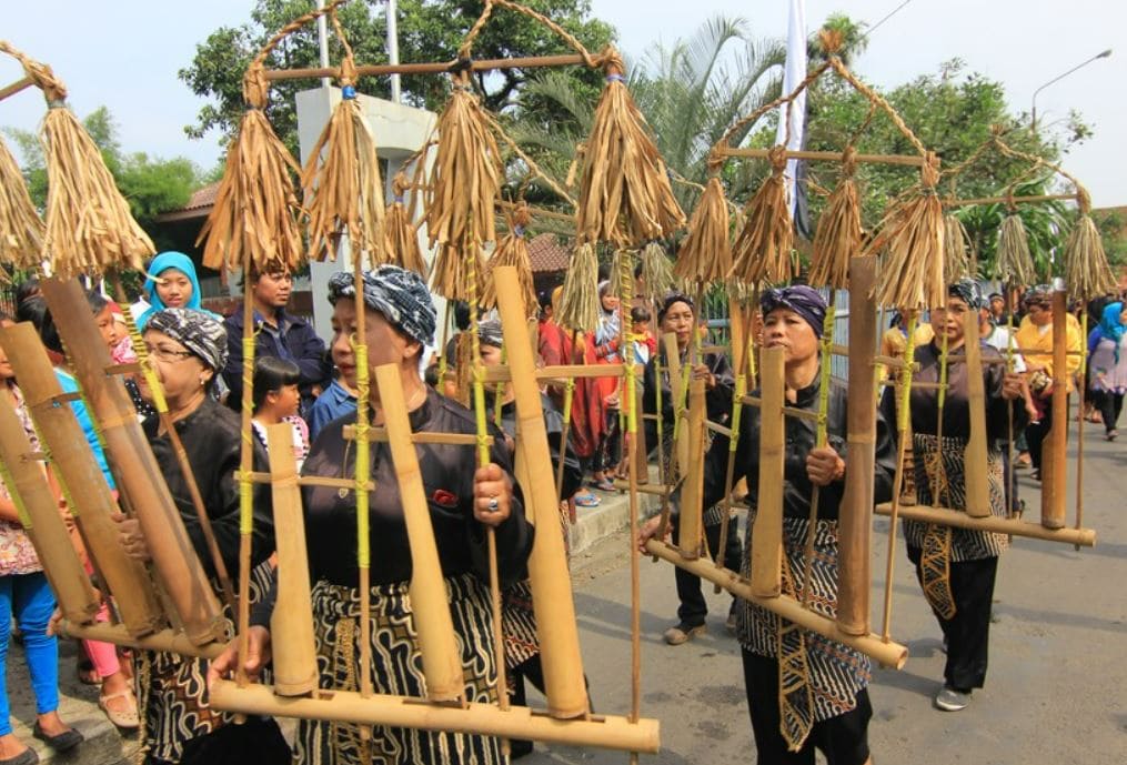 Alat Musik Angklung Gubrag