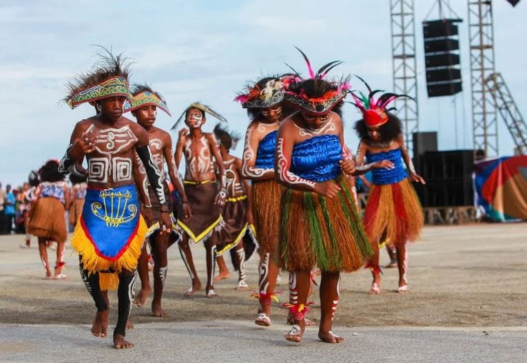 Gambar Baju Kain Rumput Papua Barat