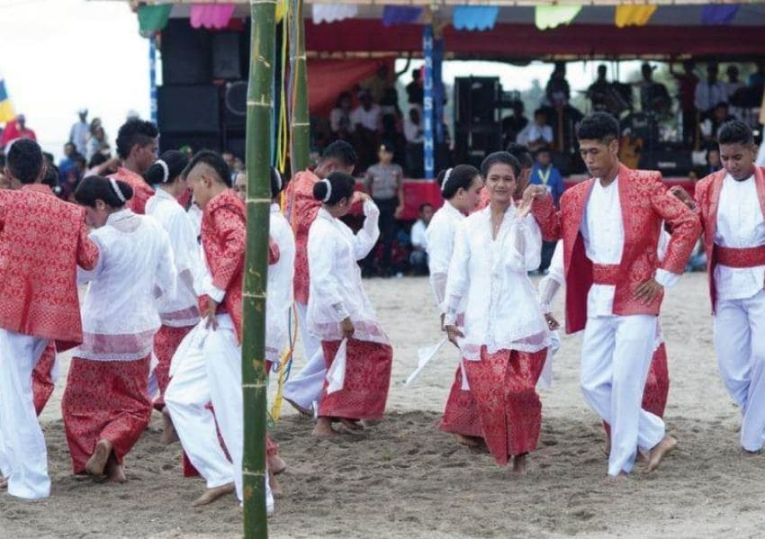 Pakaian Adat Maluku Kebaya Dansa