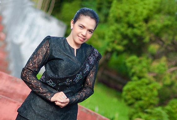 Pakaian Adat Maluku Kebaya Hitam Gereja