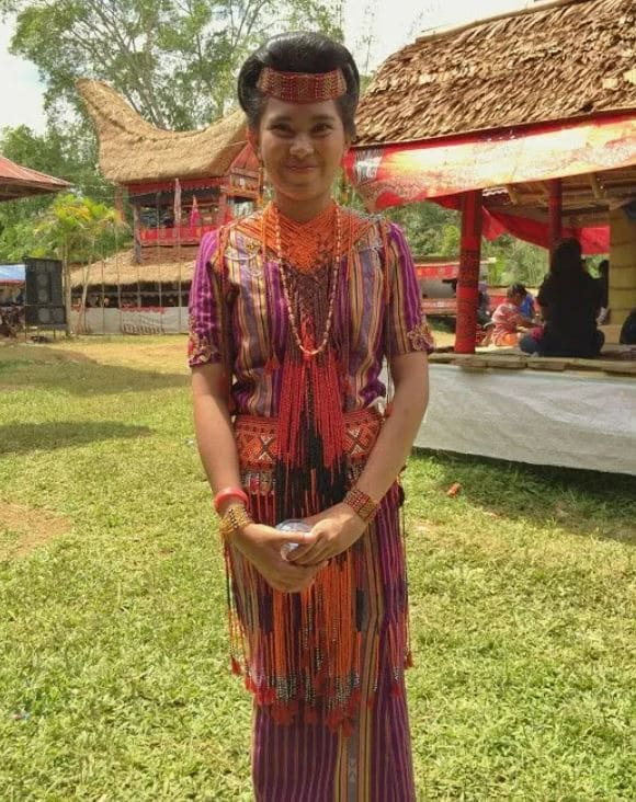 Pakaian Adat Suku Toraja Untuk Wanita