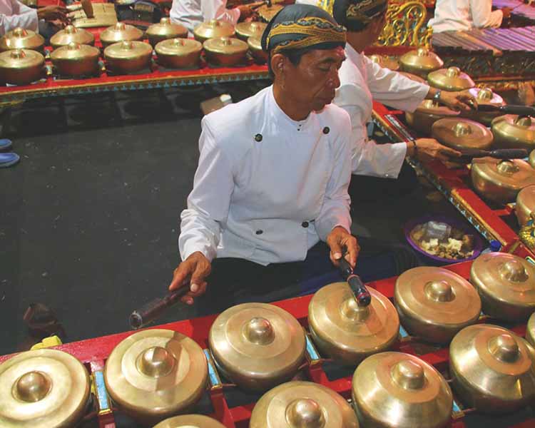 Alat Musik Bonang Sejarah Jenis Fungsi Dan Cara Memainkan