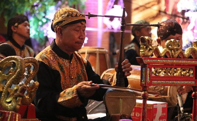 Gambar Cara Memainkan Alat Musik Rebab