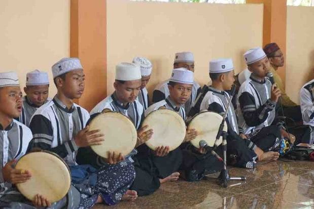 Gambar Cara Memainkan Alat Musik Rebana