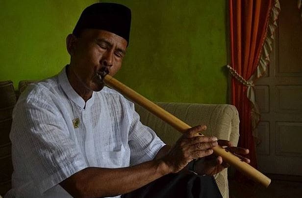 Gambar Cara Memainkan Alat Musik Saluang