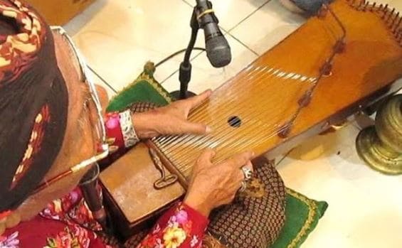 Gambar Cara Memainkan Alat Musik Siter