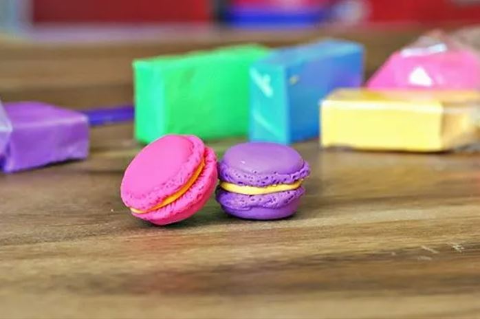 Kerajinan Bentuk Macaroon Dari Plastisin