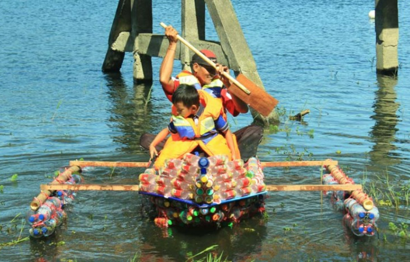 Kerajinan Perahu dari Botol Plastik