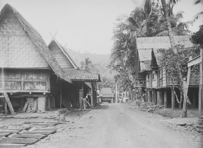 COLLECTIE TROPENMUSEUM Straatgezicht In Padangbindoe TMnr 60048936 (1)