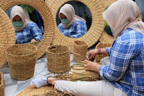 Cara Membuat Kerajinan Dari Eceng Gondok