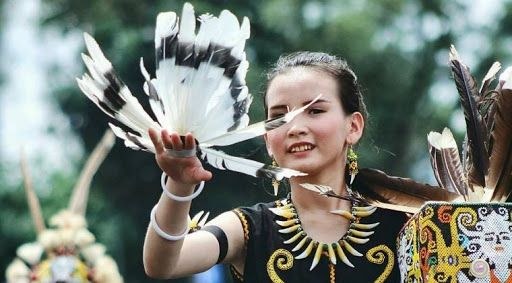 tari burung enggang