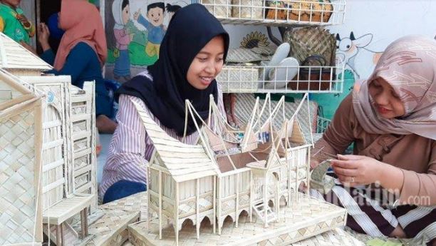 Kerajinan Miniatur Rumah Dari Daun Pandan