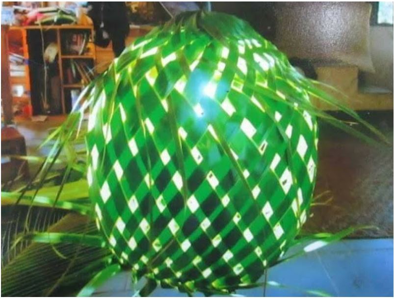 Kerajinan Dari Daun Kelapa Bentuk Lampu Hias