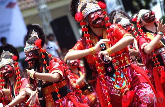 Pola Lantai Dan Gerakan Tari Topeng Cirebon