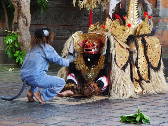 Properti Dan Pola Lantai Tarian Barong