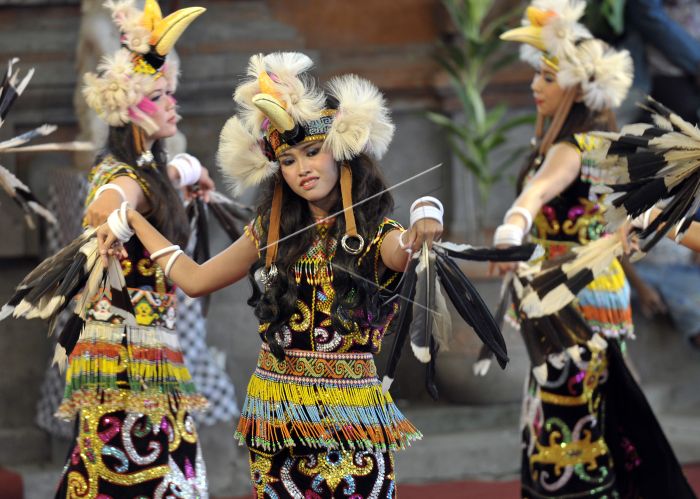 Menilik Keunikan Tarian Leleng