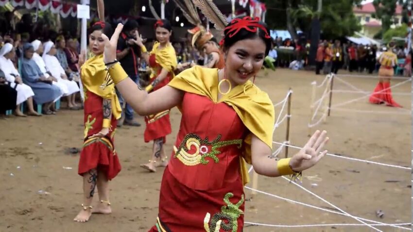 Tari Adat Dayak Pesaguan