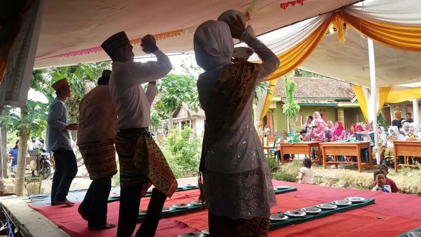 Tari Piring Dua Belas